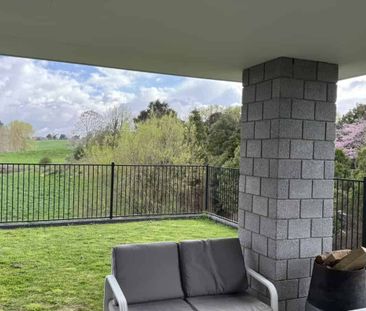 Modern home with rural views - Photo 5
