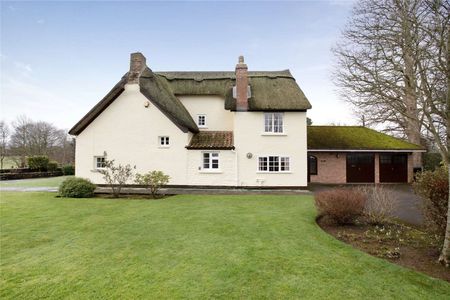 A beautifully preserved and well maintained Grade II listed detached thatched cottage - Photo 2