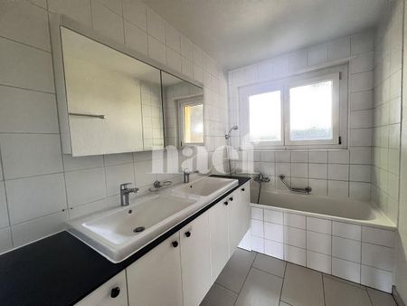Chaleureux logement de 5 pièces situé au rez-de-chaussée de l'immeuble. - Photo 4