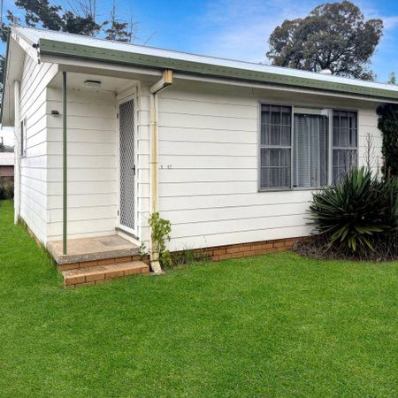 Charming 1-Bedroom Unit with Spacious Yard - Photo 3