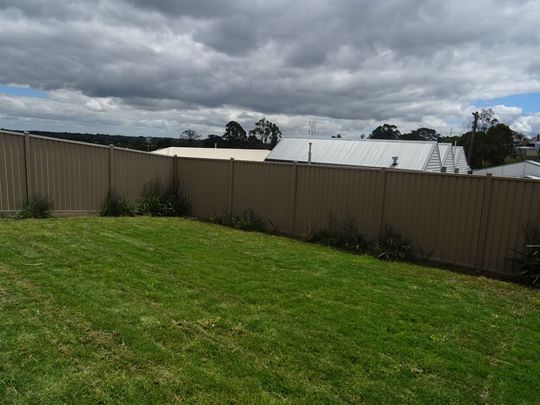 Four Bedrooms, Ensuite, Open Plan Living, Evaporative cooling. - Photo 1
