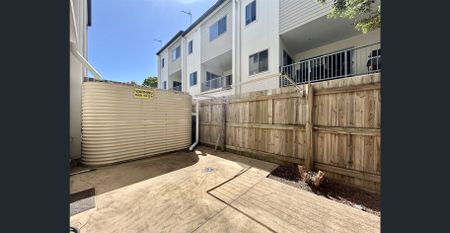 Beautiful 3 Storey Fully Air Conditioned Townhouse - Photo 4