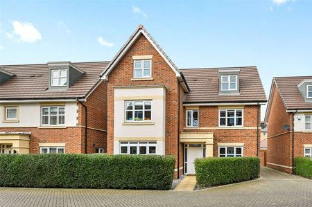 A beautifully presented and spacious 5 bedroom detached home in a sought after development in Ickenham. Available from the end of February. - Photo 4