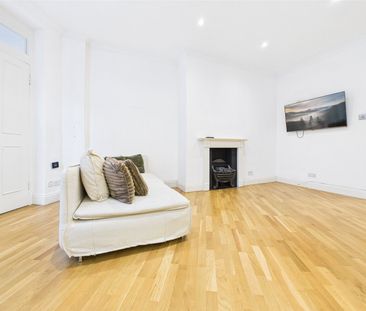 Kensington Court, London, W8 - Photo 1