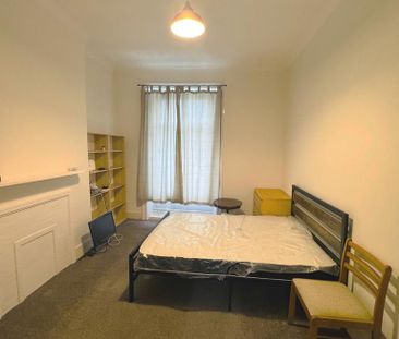 4 bedroom flat to rent - Photo 1