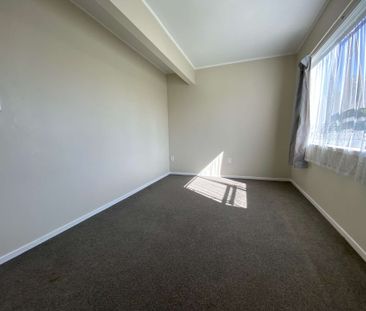 Charming Family Home in Te Atatu Peninsula - Photo 3