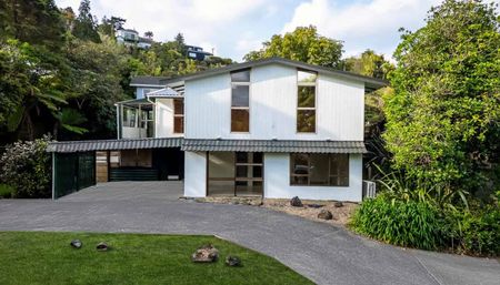 Sunny Five Bedroom Perfect Family Home in Torbay - Photo 2