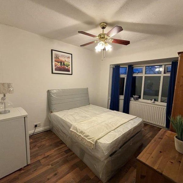 1 bedroom in a house share to rent - Photo 1