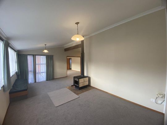 Spacious home in prime Kamo location - Photo 1