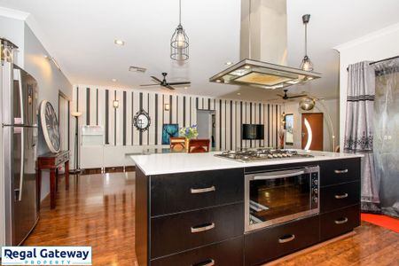 96 Macquarie Boulevard, HAMMOND PARK WA 6164 - Photo 2