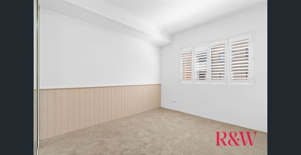 SPACIOUS, STYLISH, TOWNHOUSE-STYLE APARTMENT IN PRIME CAMPSIE LOCATION! - Photo 1