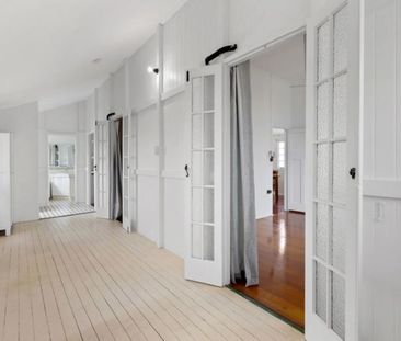 A classic Queenslander brimming with charm and convenience - Photo 3