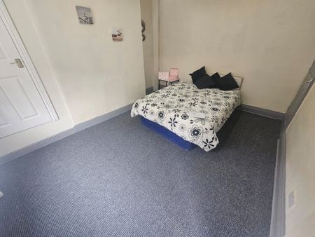 4 Bed - 11 Lytham Place, Leeds - LS12 5PJ - Professional - Photo 2