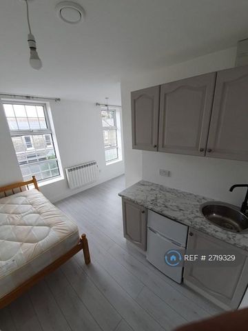 1 bedroom in a house share to rent - Photo 2