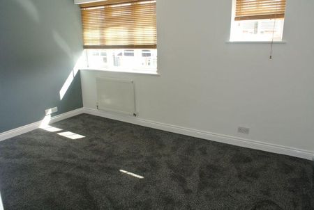 4 bedroom end of terrace house to rent - Photo 3
