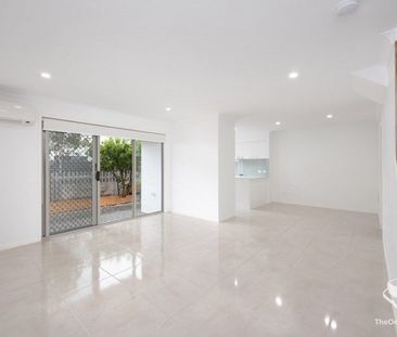 Modern 3 Bedroom Townhouse Available From 01/12/2025 - Photo 4