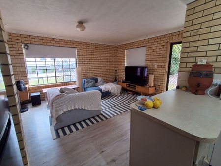 Charming Townhouse in Heart of Redcliffe - Photo 2