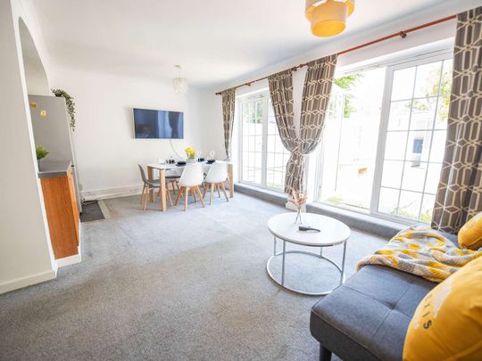 Castle Road Room 2 - Photo 1