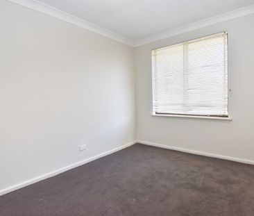 Newly Renovated 3 Bedroom House! - Photo 2