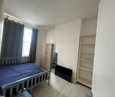 Room in a Shared Flat, Stratford, E15 - Photo 3