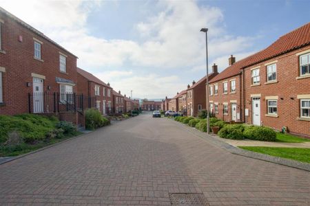 4 bedroom semi-detached house to rent - Photo 2