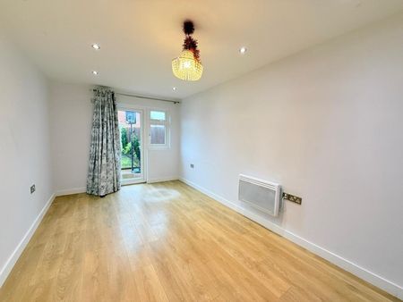 Thompson Way, Farnborough - 3 bedrooms Property for lettings - Seymours - Photo 3