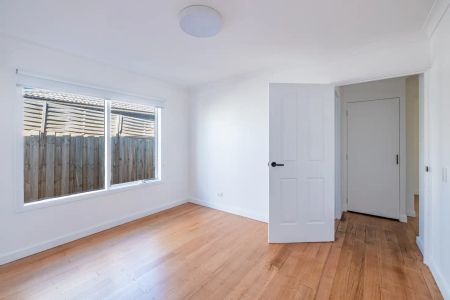 “RENOVATED BEAUTY AND READY TO MOVE IN” - Photo 5