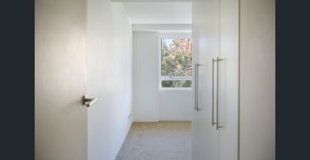 Chic cosmopolitan home with views and parking - Photo 5