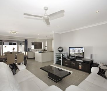 BEAUTIFUL DREAM FAMILY HOME IN BUSHLAND BEACH - Photo 2