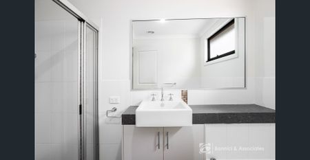 CENTRAL 3-BEDROOM TOWNHOUSE - Photo 4