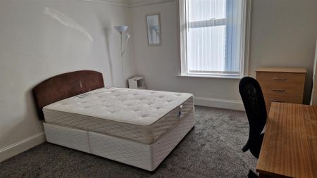 3 bed flat to rent in South View West, Heaton - Photo 3