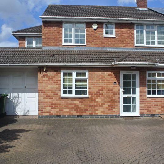 4 bedroom end of terrace house to rent - Photo 1