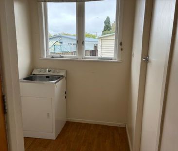 3 BEDROOM - GARAGE - SINGLE LEVEL - Photo 3