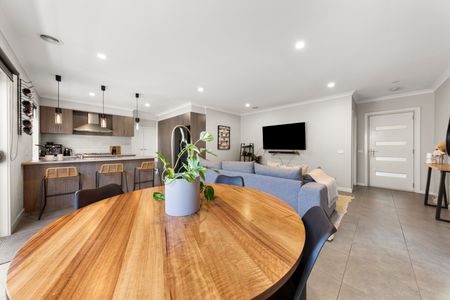 2 Hampstead Street, Pakenham VIC 3810 - House For Rent | Domain - Photo 3