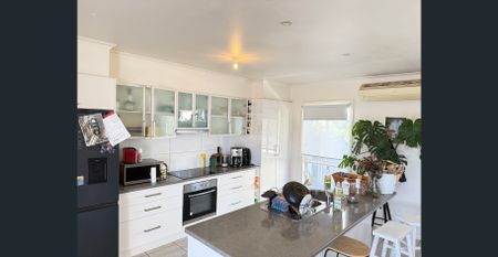 Spacious 4-Bedroom Family Home with a Pool - Photo 5