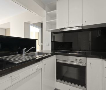 Partially furnished in the heart of South Yarra - Photo 2