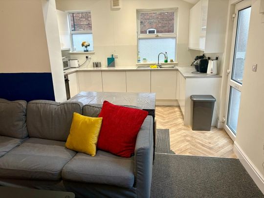 6 Bed Semi-Detached House, Lenton Boulevard, NG7 - Photo 1