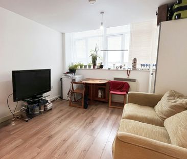 Flat to rent on - Photo 1