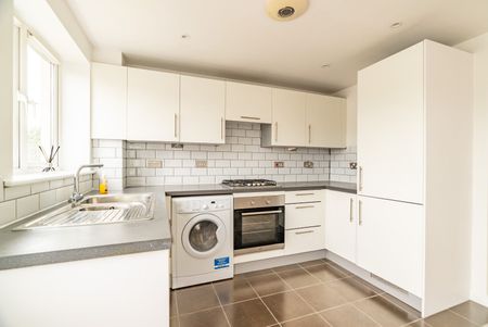 Available unfurnished now - Photo 5