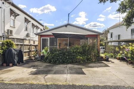 Charming Semi-Furnished 1-Bedroom Apartment in the Heart of New Farm - Photo 4