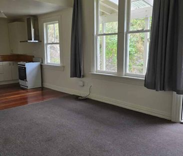 Comfortable Middle-Floor 2-Bedroom Flat - Photo 2