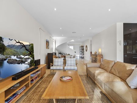 Spacious Family Home with Pool, Minutes from Royal Pines - Photo 2