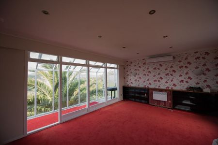 Kingston Gem: Spacious 5-Bedroom Family Home with - Photo 3