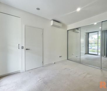 1x1 Modern Executive Living - Photo 3