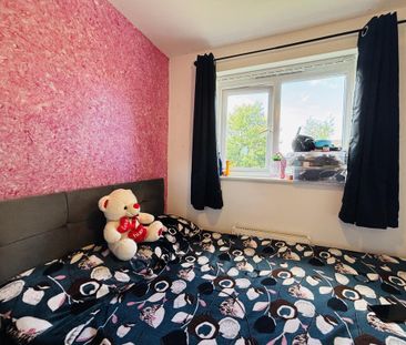 3 bedroom end of terrace house to rent - Photo 2