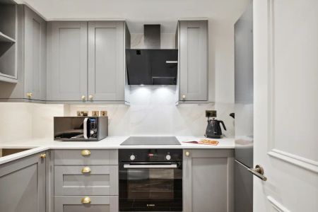 2 bedroom flat in London - Photo 3