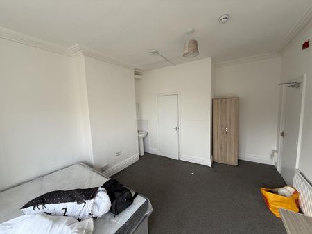 1 bedroom in a house share to rent - Photo 3