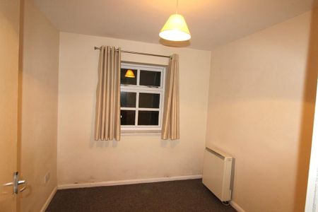 2 bedroom ground floor flat to rent - Photo 2