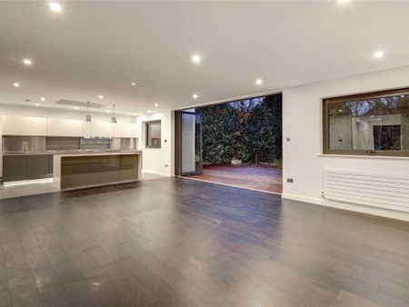 An exceptional semi-detached family home on a quiet tree-lined road. - Photo 2