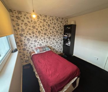 3 bedroom flat to rent - Photo 4